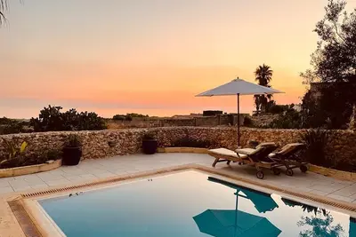 Image de Villa\/ferme avec piscine privée et vues sur la campagne et la mer