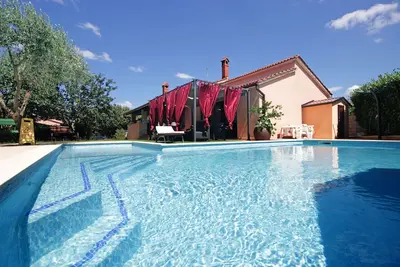 Image de Maison Mirna est à seulement 10 minutes de la ville de Pula, Medulin et des plages et b