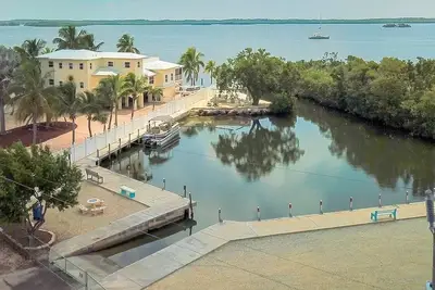 Image de Paradis et paradis de vacances avec Rampe De Bateau Gratuite Et Dockage De Jour