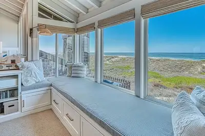 Image de Détente en bord de mer relaxante avec bain à remous privé