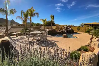 Beau domaine 4Bd 2Ba avec piscine de style Resort et espace spa sur plus d'un acre.