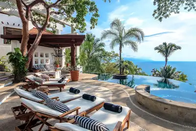Image de Magnifique Villa perchée sur une colline dans les prestigieuses résidences Conchas Chinas