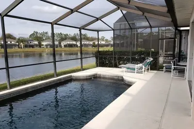 Image de The Cove - 4 chambres, 3 salles de bain avec vue sur le lac avec piscine privée et télévision connectée près de Disney