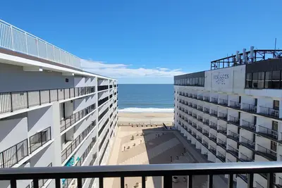 Image de Linge Et ACTIVITÉS Quotidiennes Inclus! Bord De Mer / Immeuble Avec Une Piscine Sur Le Toit Profitez de vos vacances dans cette jolie unité de 2 chambres et 2 salles de bain avec vue sur l'océan.