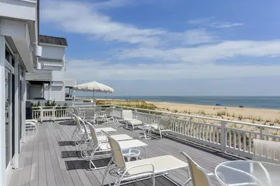 Image de ACTIVITÉS Gratuites! ! Les vacances à la plage ultimes sont là ! Cette spectaculaire maison en bord de mer dispose de 5 chambres avec 6. 5 salles de bains