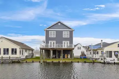 Image de ACTIVITÉS Gratuites Inclus! Grande maison avec de très grandes chambres situées dans une communauté tranquille de Bayside sur le canal avec vue sur l'eau