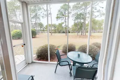 Image de Accès facile 1er étage Condo. Comprend les commodités! Belle vue sur le golf! La plage est inférieure à 1. 5 mi!
