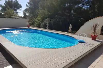 Image de jolie villa avec piscine dans un petit lotissement tres calme.