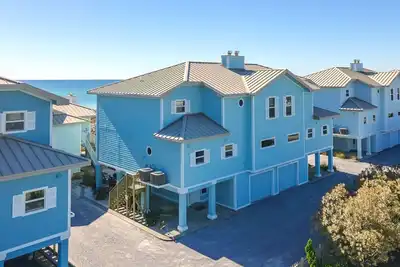 Image de Portside Villas joliment décorées 3 chambres, face au golfe