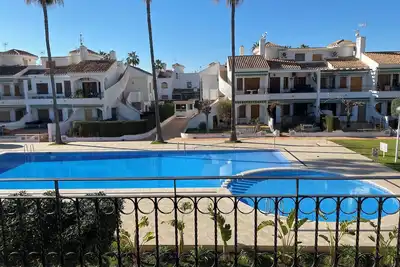 Image de Bungalow confortable avec terrasse avec vue sur piscine.