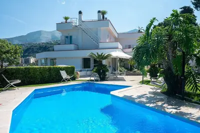 Image de Stylish private 4 bedroom villa with terrace, sea views and pool near Sorrento