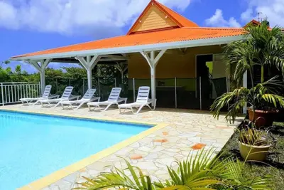 Image de Villa créole avec piscine et vue sur les magnifiques îlets du François