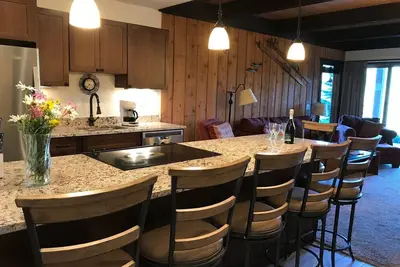 Image de Remodelé ski in \/ ski out condo à Mt Crested Butte avec une vue incroyable!