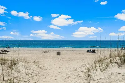 Image de Condo rénové sur la plage - Comprend un service de chaises de plage (mars-octobre)