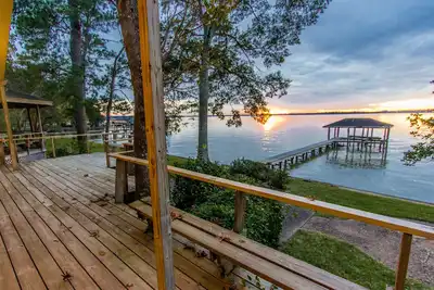 Image de Lake Houston Vacation Home, Vues Ă couper le souffle, FenĂŞtres du sol au plafond.
