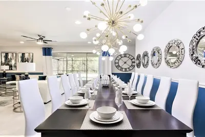 Image de Magnifiquement décorée, toute nouvelle villa de luxe 9br avec piscine / spa / jeu