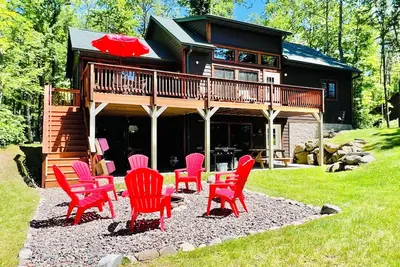 Image de Tout nouveau chalet au bord du lac, idéal pour les retraites en famille!