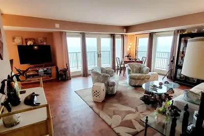 Image de Linge Et ACTIVITÉS Quotidiennes Inclus *! Bord De Mer / Immeuble Avec Une Piscine Sur Le Toit La plage vit à son meilleur. Profitez de ce 3 chambres, 3 salles de bain complète avec des mises à jour récentes