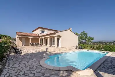 Image de Villa à Oupia avec Piscine et Vue