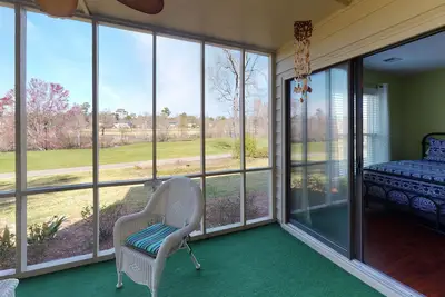 Image de Villa rez de chaussée w / vues magnifiques et porche filtré! Lounge aux piscines!