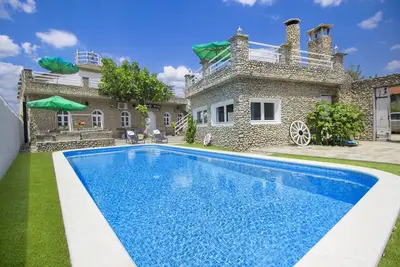 Image de Navire de pierre fait de milliers de minuscules rochers (piscine chauffée)