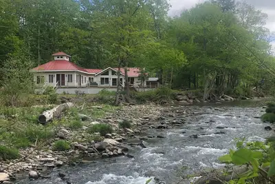 Image de Retraite De Catskill Mountains Avec Un Frontage De Ruisseau.