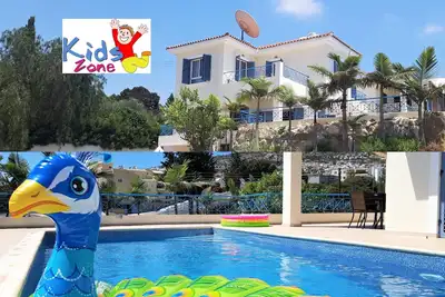 Image de Villa \"Fun In The Sun\", vue mer et montagne avec grande piscine et barbecue