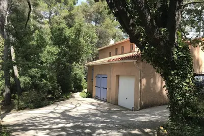 Image de Maison familiale idéalement située avec une piscine privée
