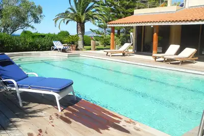 Image de Villa de grand standing en bord de mer avec piscine.