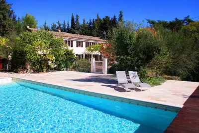 Image de Mas provençal privatisé à Uzès: 7 ch. , 17 couch. , pisc. 12x8, 4 sdb, jardin, Wifi