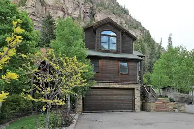 Image de Un pâté de maisons de la piscine de Hot Springs - Stationnement hors rue pour 7 véhicules