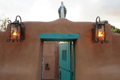 Image de Belle Adobe sur l'historique East Side près de la célèbre Canyon Road + Santa Fe Plaza!