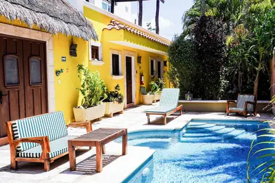 Image de Suite à une chambre, serein, piscine, jardins, terrasse sur le toit avec vue
