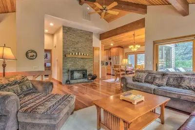 Image de 37 Tan Oak - Près du parc Fort Rock, climatisation et animaux acceptés.