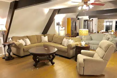 Image de Niché dans le comté de Fayette, Muldoon Get Away est une maison à ossature du pays.