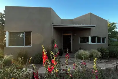 Image de Eclectic Mod home un mile de Historic Plaza et de tous les Faves de Santa Fe