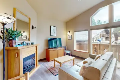 Image de Nouvelle Liste! Condo lumineux w / balcon, piscines partagées et bains à remous-centre ville
