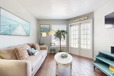 Image de Nouvelle Liste! Condo chien-amicale avec piscine partagée et bain à remous - à un pâté de maisons du Golfe