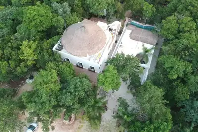 Image de Villa de 2 chambres dans la jungle avec kitchenette, climatisation, télévision et terrasse