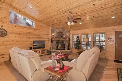 Image de Mountain Bliss: maison de style journal unique remarquable dans Pinewood Estates! Spa extérieur! Arcade!