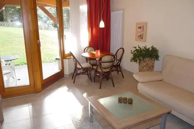 Image de Appartement calme 3 étoiles au rez-de-chaussée. f. 2 pers. avec terrasse de banlieue. Près du centre ville u. Lac - WiFi