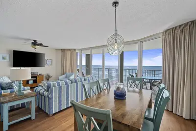 Image de Long Beach Resort 2br & 2 Ba ** Superbe condo rénové ** Chaises de plage gratuites!