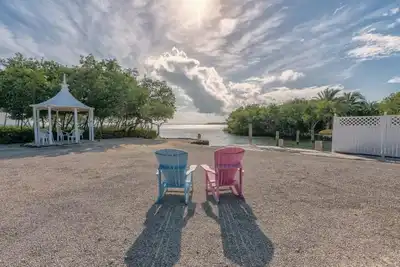 Image de Ocean Front avec piscine privée, magnifiques couchers de soleil de gazaebo, quai de bateau