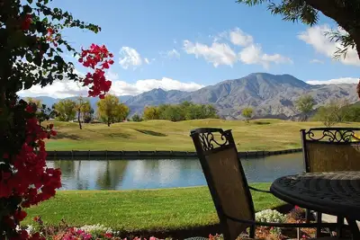 Image de Luxury Lake Front Pga West Townhome avec des vues incroyables / Spa Cour privée