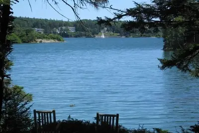 Image de Cabine latérale unique Cove sur Somes Sound à côté du ruisseau Babbling