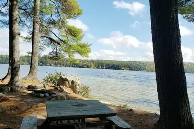 Image de Front de lac sur Moose Pond, plage privée à la base de Pleasant Mt