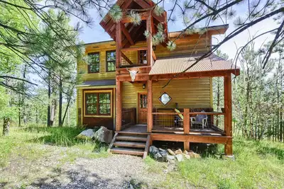 Image de Sanctuaire 4 étoiles de Black Hills rustique moderne avec bain à remous et piscine chauffée commune!