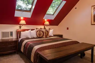 Image de Suite romantique avec bain à remous et petit déjeuner complet au centre-ville de Shelburne, Vermont