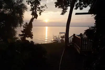 Image de Côté ouest, 101 'Lake Frontage, à droite sur Wine Trail \/ à partir de 100 $. P \/ N