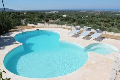 Image de Remarquable trullo avec grande piscine